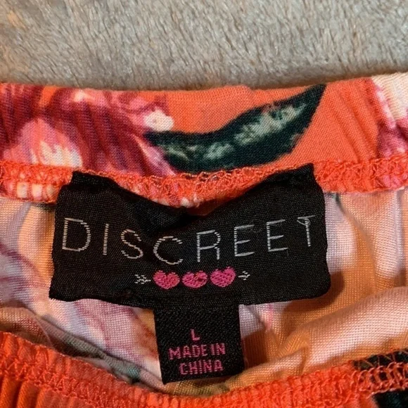 Discreet Floral Bodysuit - Picture 4 of 6